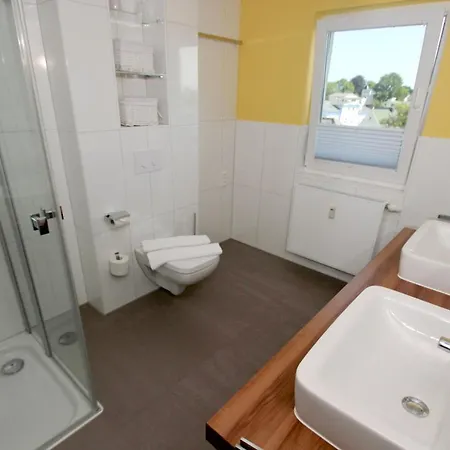 Mit Meerblick Und Balkon, Gratis Nutzung Vom Ahoi Erlebnisbad Und Sauna In Sellin - Meeresblick 60 *