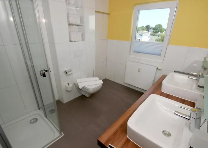 mit Meerblick und Balkon, gratis Nutzung vom AHOI Erlebnisbad und Sauna in Sellin - Meeresblick FeWo 60 *