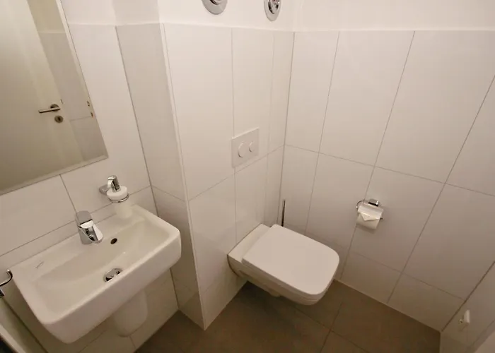 mit Meerblick und Balkon, gratis Nutzung vom AHOI Erlebnisbad und Sauna in Sellin - Meeresblick FeWo 60 Apartment *